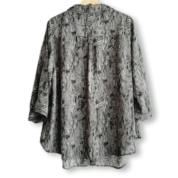 TORRID / Light Georgette Utility Button Down Blouse Snake Pattern Sz 2X - Picture 9 of 16